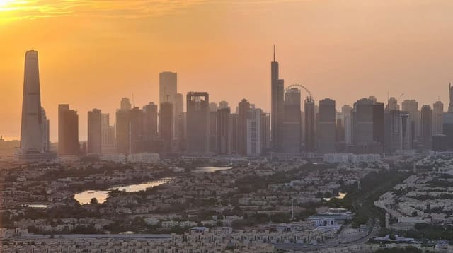 Вид на Dubai Skyline с 20-го этажа с одного из зданий в JVT